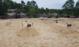 Xót xa cảnh người mẹ nằm cạnh hai đứa con thơ qua đời vì lũ cuốn