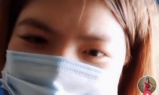 Bị bà cụ mắng té tát trên máy bay, cô gái im lặng quay clip và cái kết