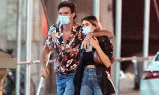 Kaia Gerber lần đầu có cuộc tình được mẹ ruột Cindy Crawford ủng hộ