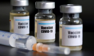 Bác sĩ Mỹ yêu cầu công khai tác dụng phụ của vaccine Covid-19 đến người dân