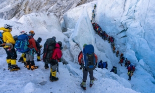 Tắc đường trên đỉnh Everest: Nỗi ám ảnh của các phượt thủ