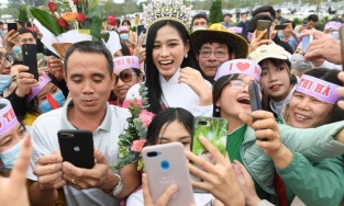 Tân Hoa hậu Đỗ Thị Hà về thăm quê hương, người dân treo băng rôn đón từ sớm