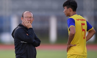 Thầy Park sẽ làm gì khi Đoàn Văn Hậu không thể quay lại kịp thời gian thi đấu?