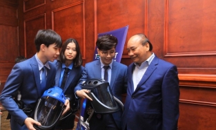 WHO khen ngợi 3 học sinh Việt Nam làm mũ chống dịch Covid-19