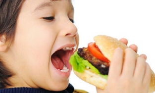 Hà Nội: Bé trai 10 tuổi bị khó thở, bất tỉnh sau khi ăn hamburger