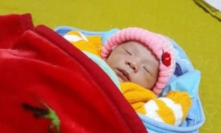 Bé trai 2 ngày tuổi được phát hiện bỏ rơi trong bao ni lông