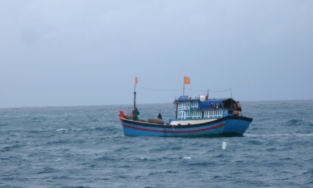 Nhảy xuống biển cứu bạn, sóng cuốn mất tích cả hai