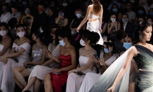 Chân dung 'vị khách không mời' tại show của nhà thiết kế Đỗ Long