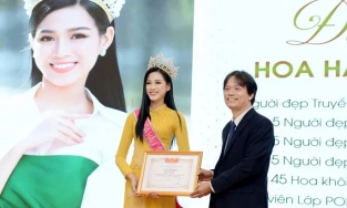 Hiệu trưởng Trường Kinh tế quốc dân lên tiếng về bức ảnh 'chắp tay báo cáo hoa hậu'