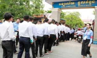 Do Covid-19, Campuchia cho tất cả học sinh lớp 12 tốt nghiệp không cần thi