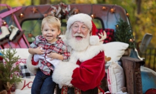 Hàng chục trẻ em Mỹ bị phơi nhiễm Covid-19 do chụp hình với ông già Noel