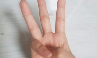 Trào lưu 'Gập ba ngón tay' nhìn dễ nhưng bạn làm được không?