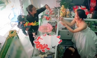 Lễ cưới đang diễn ra, cô dâu vẫn đon đả chạy ra bán thuốc cho khách