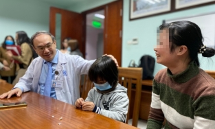 Cô bé 9 tuổi chỉ cao bằng trẻ 2 tuổi lớn nhanh như thổi nhờ tiêm hormone