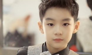 Quý tử nhà Tào Dĩnh lọt top từ khóa tìm kiếm nhiều nhất Weibo vì đẹp trai