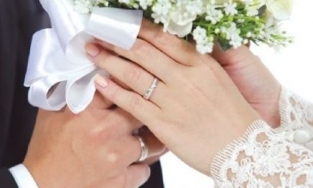 Cô dâu đeo nhẫn cưới tay trái hay tay phải?