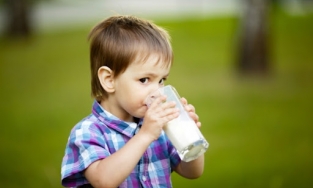 Câu chuyện cốc sữa đậu nành đổ và cách dạy con tuyệt vời của người mẹ