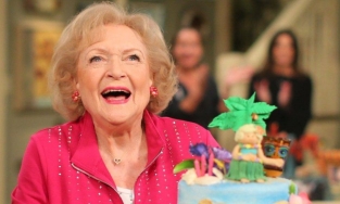 'Cô gái vàng' của Hollywood - Betty White - đón sinh nhật tuổi 99