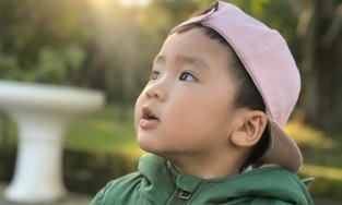 Sinh ra trong nhung lụa, bé trai 3 tuổi thích đi nhặt rác ở các cây ATM