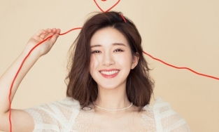 Triệu Lộ Tư đầu tóc rối bù và mặt mộc nhưng nhan sắc không gây thất vọng