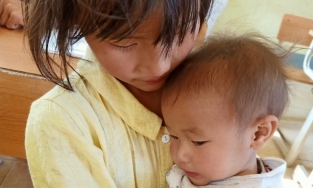 Câu chuyện cảm động phía sau hình ảnh bé gái lớp 4 địu em đến trường ở Lai Châu