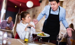 Bị khách hàng chấm 1 sao và lời đáp trả của chủ quán 'Thôi chị lượn dùm tôi cái'