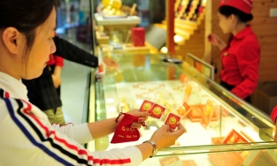 Người trẻ chưa có gia đình nên mua vàng ngày vía Thần Tài không?