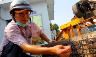 Bác xe ôm 15 năm miệt mài dùng xe tự chế đi hút đinh dọc quốc lộ để người miền Tây về quê bình an