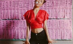 Minh Tú lên tiếng khi bị nhắc nhở mặc áo trên rốn ở nơi linh thiêng