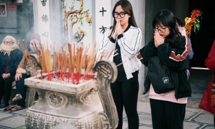 Đi chùa cầu duyên đầu năm, 'gái ế' ra đến cổng chùa đã có người yêu luôn