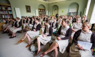 Hé lộ mức lương cao tương đương Tiến sỹ của bảo mẫu cao cấp ở Hoàng gia Anh