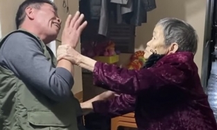 Con trai 65 tuổi giả vờ say được mẹ 90 tuổi đỡ vì sợ ngã