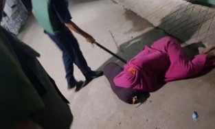 Dở khóc dở cười với câu chuyện người đàn ông quấn chăn nằm bất động trên đường