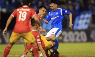 Vợ tiền vệ Nguyễn Hải Huy bày tỏ đau đớn khi Đỗ Hùng Dũng khóc trên sân