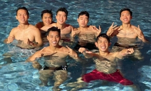 Cầu thủ ĐT Việt Nam thoải mái thư giãn, khoe cơ bắp trước trận quyết đấu UAE