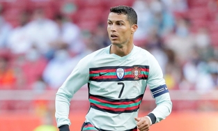 Đang chinh chiến tại EURO, Ronaldo gửi lời chúc mừng sinh nhật con trai cả