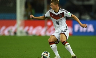 Toni Kroos liệu có còn vững bước trên đôi giầy trắng xanh 'công nghệ cũ'?