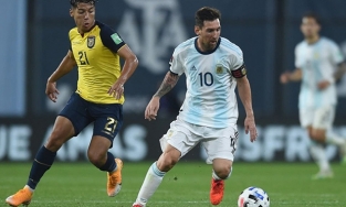 Messi vẫn đang vất vả nhọc nhằn để tìm lấy danh hiệu đầu đời với Argentina