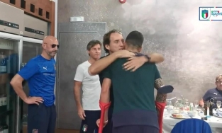 ĐT Italia cho thấy tình cảm gắn kết như một đại gia đình khi chia tay hậu vệ trái Spinazzola