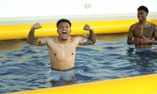  ĐT Anh thư giãn ở bể bơi và tập bóng rổ trước trận chung kết 