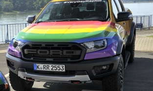 Ford Raptor khoác áo cầu vồng để biểu thị sự ủng hộ cộng đồng LGBT