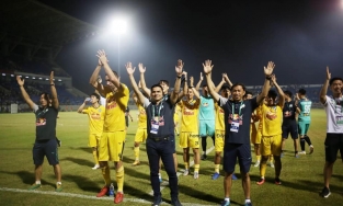 Kiatisuk chỉ viết một câu lên Facebook, cổ động viên Thái Lan và Việt Nam tâm trạng trái ngược nhau