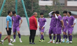 Tranh thủ lúc cách ly, thầy trò ông Park Hang Seo vác giầy ra sân tập