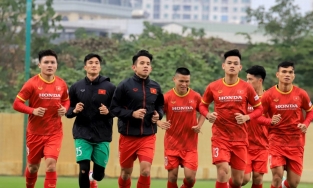 Thầy trò ông Park Hang Seo khẩn trương luyện tập ngay ngày đầu tập trung