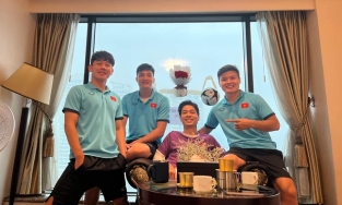 'Chủ tịch' Công Phượng sang Úc với dàn 'vệ sĩ' hộ tống