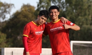 Cặp đôi vàng Đình Trọng và Tiến Dũng 'tình tứ' trên sân tập cho trận Việt Nam gặp Australia