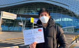Cùng ngày ĐT nữ Việt Nam về nước, Đoàn Văn Hậu trở về trong âm thầm