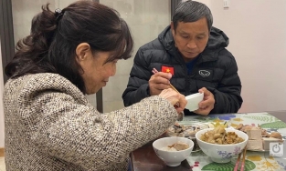 Hình ảnh HLV Mai Đức Chung ngồi ăn cơm với vợ gây xúc động