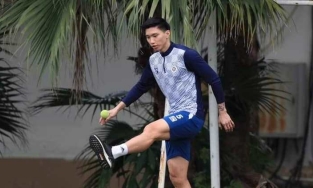 Đoàn Văn Hậu trở lại tập luyện bằng quả bóng tennis