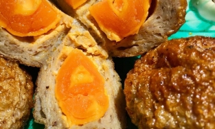 Chả cá viên chiên bọc trứng muối, món mới của đường phố Sài Gòn